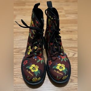 Dr. Martens Castel Tropical Hawaiian Aloha AW004 Women’s Canvas Boots.  Size 8